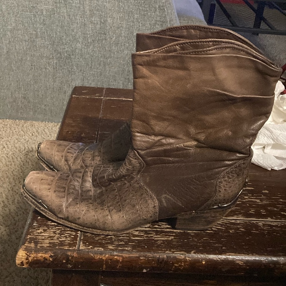 Zodiac ladies slouch booties size 9 in good preowned condition. See pictures